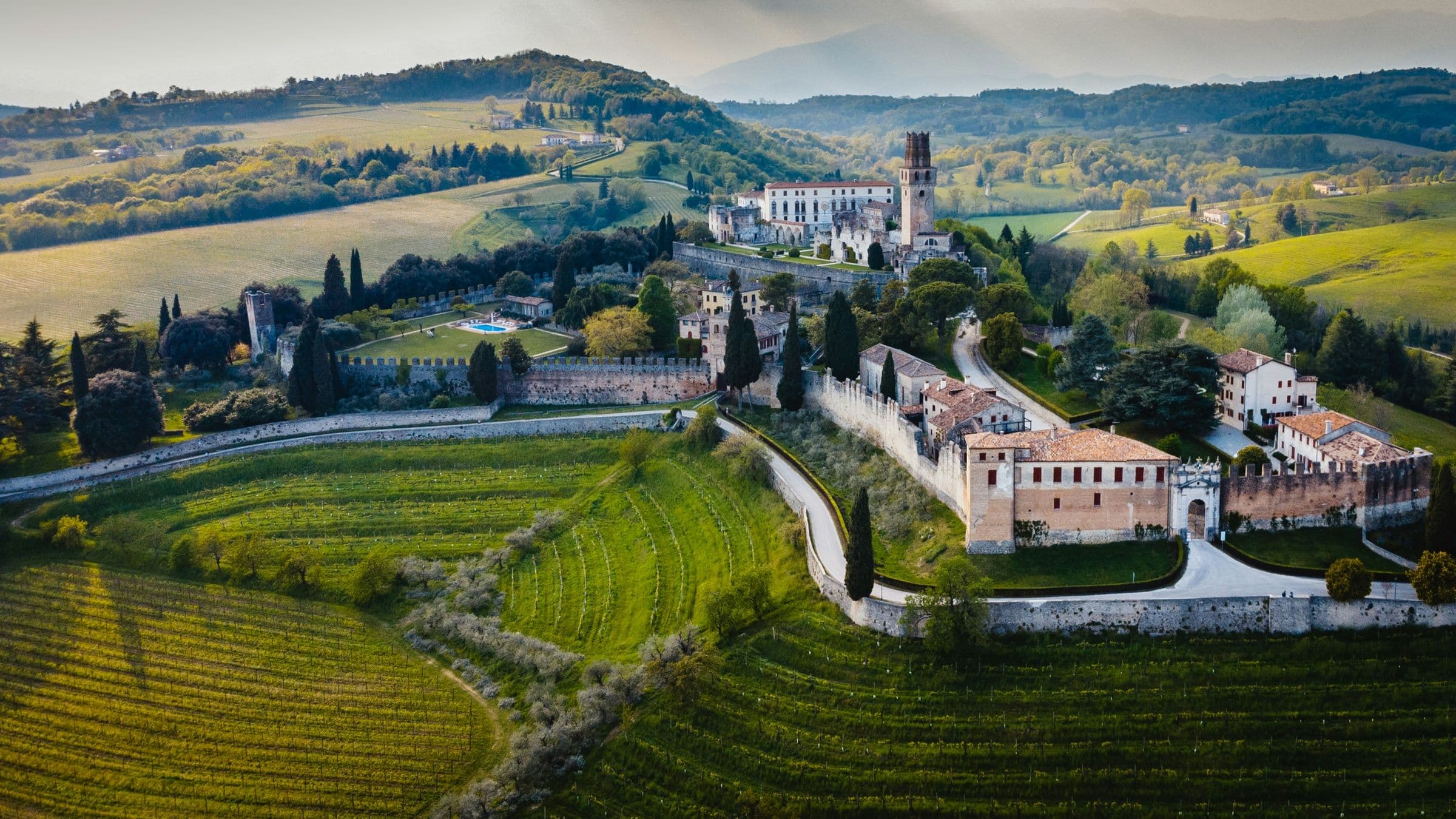 Un castello tra i vigneti sulle colline del Veneto