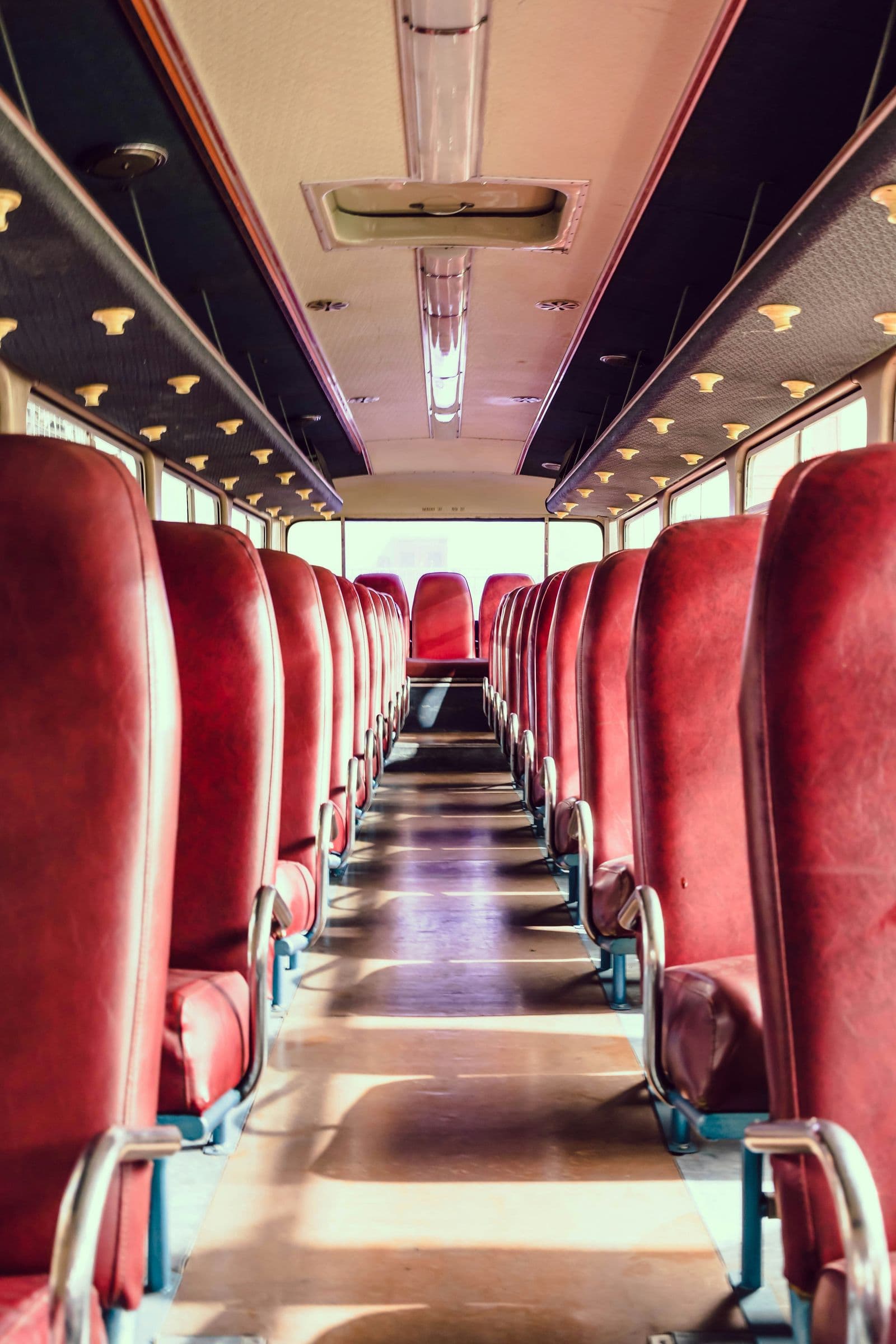 Interno del pullman con i sedili rossi imbottiti