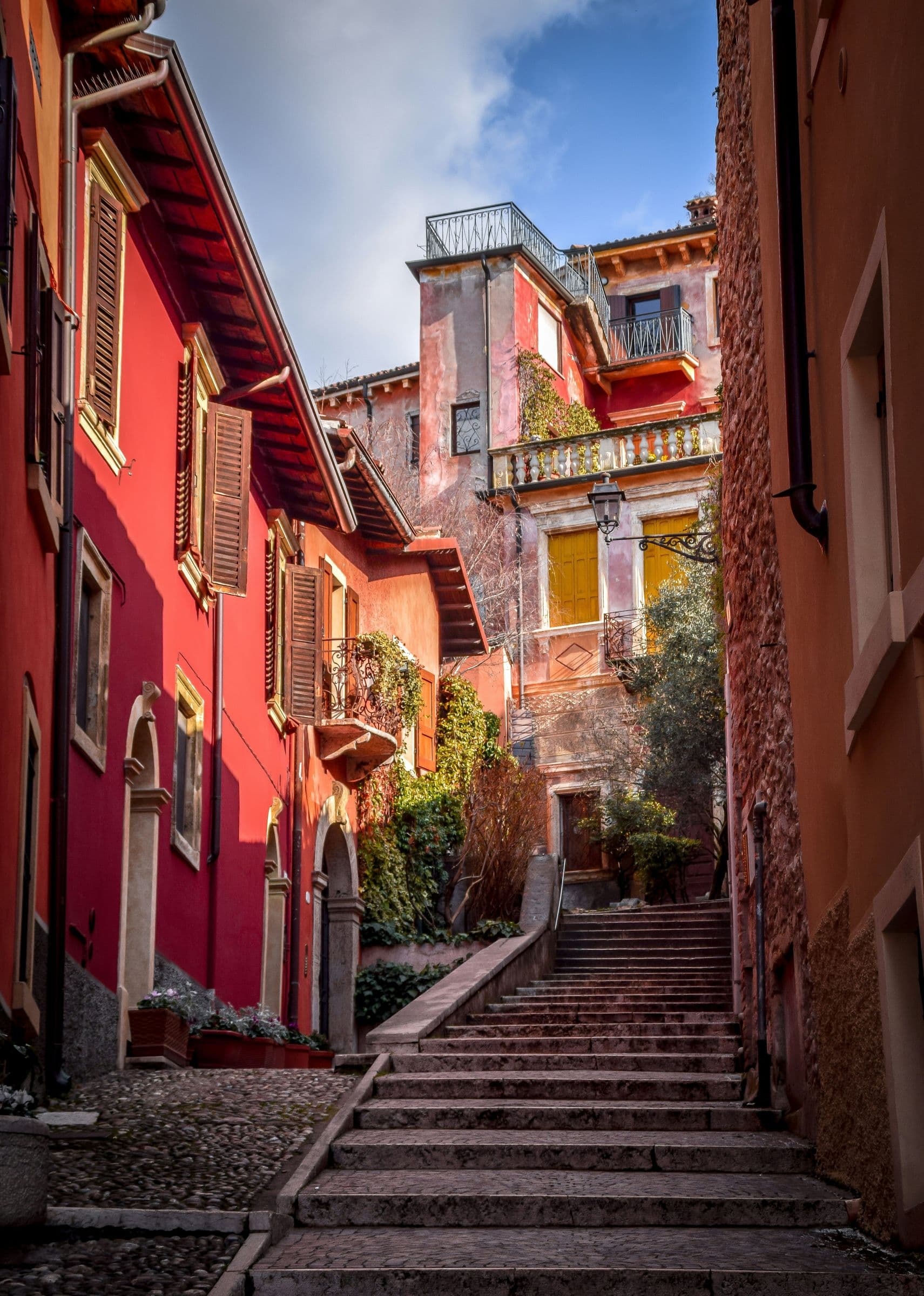 Scalinata tra case colorate nel centro storico di Verona