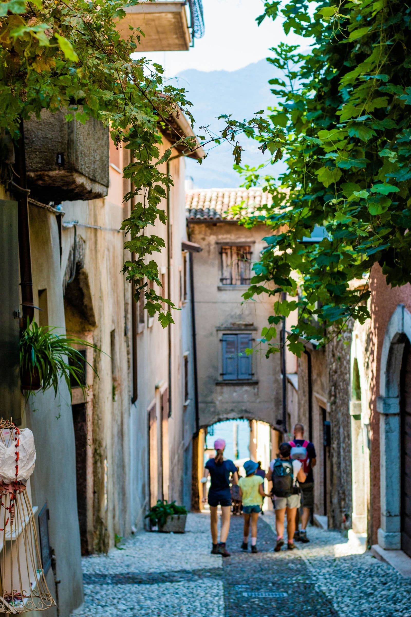 Vicolo in acciottolato di Malcesine con il Monte Baldo sullo sfondo
